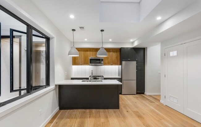 Building Photo - 2248 Ontario Rd NW