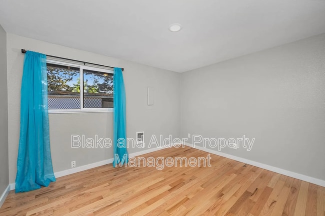 Building Photo - 2402 SE 9th Ct