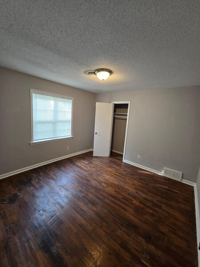 Building Photo - 204 Greenlaw Ave