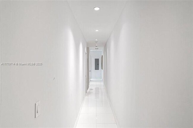 Building Photo - 900 Brickell Key Blvd
