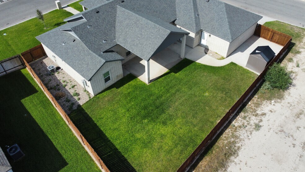 Building Photo - 400 Pitaya Ln