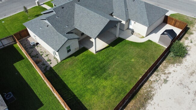 Building Photo - 400 Pitaya Ln