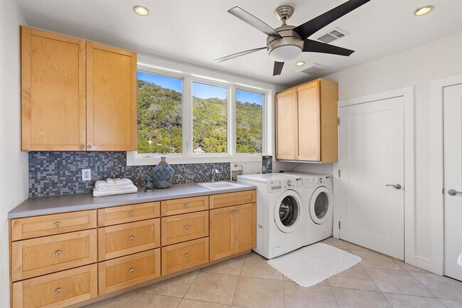 Building Photo - 14020 Lakeview Dr