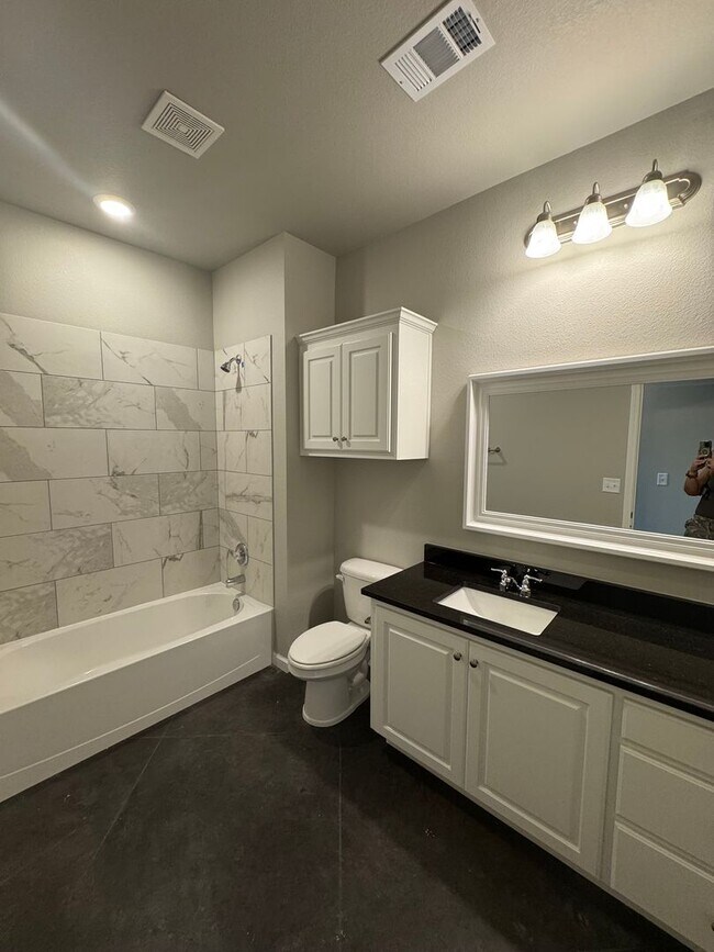 Building Photo - Newer Construction 3/2/2 Located in Beacon Point CISD