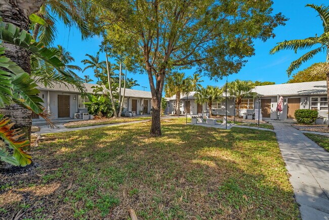 Building Photo - Bright & Updated 1-Bedroom in Prime Hollywood Location