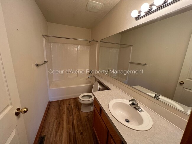 Building Photo - 2 bed townhouse in gated community w/ River access!