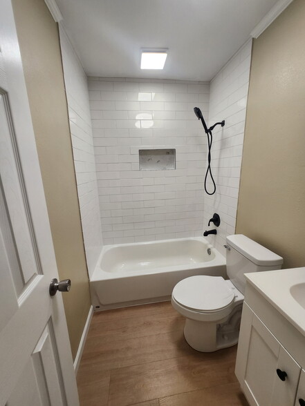 Full bath - 211 Ellen Dr