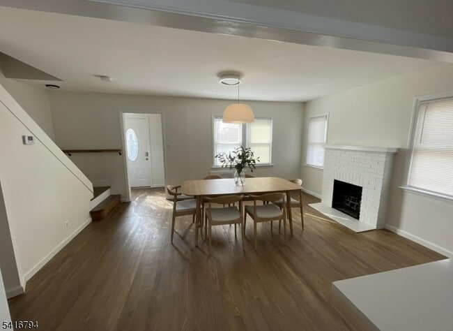 Building Photo - 631 Elm St