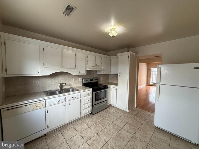 Building Photo - 405 Olde Greenwich Cir