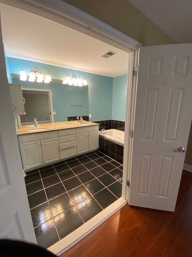 Building Photo - Bright and Spacious End Unit Townhouse in ...