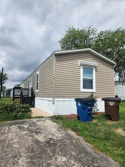 Building Photo - 150 Tonkawa Trl