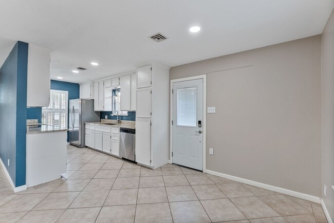 Building Photo - Charming 3 Bedroom Home