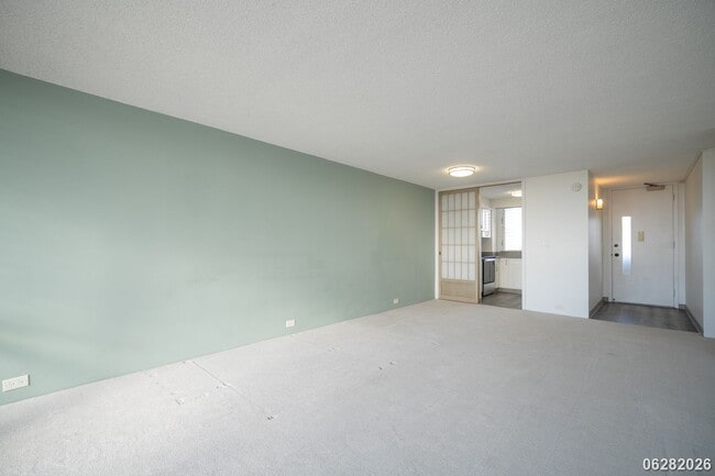 Building Photo - 2 Bd/2 Ba/1 Parking Condo in Banyan Tree Plaza, Honolulu