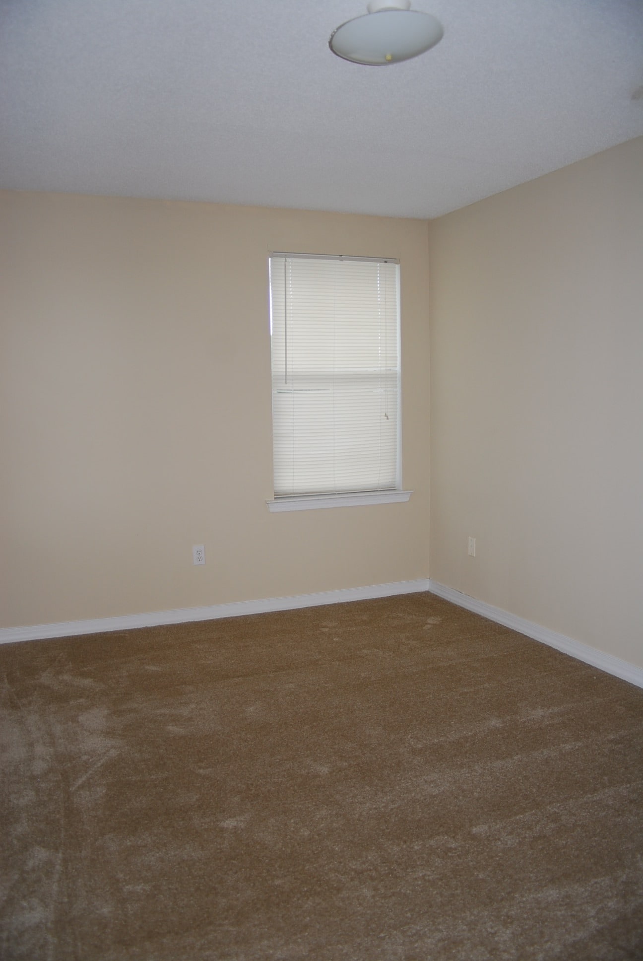 Building Photo - 9 Pine Lake Ct