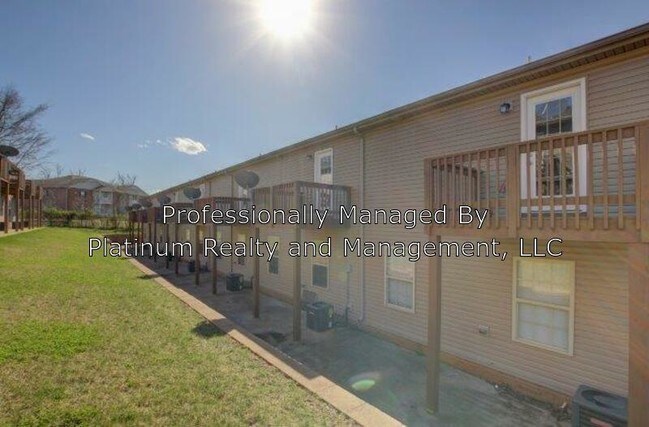 Building Photo - 1718 Thistlewood Dr