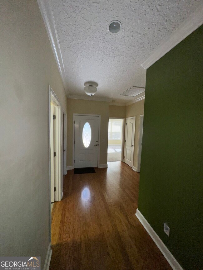 Building Photo - 102 Miller Dr