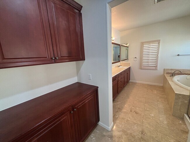 Building Photo - 2307 Thorncroft Cir