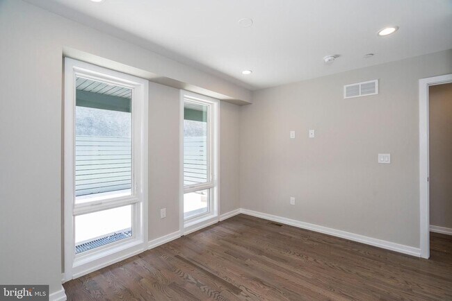 Building Photo - 1434 Clymer St