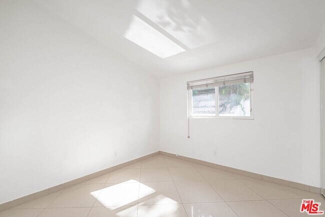 Building Photo - 20746 Clarendon St