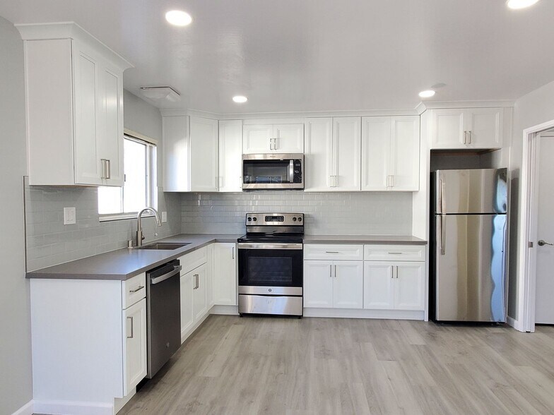 Building Photo - 3756-3762 Poinciana Dr