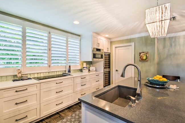 Building Photo - 2122 W Vina Del Mar Blvd