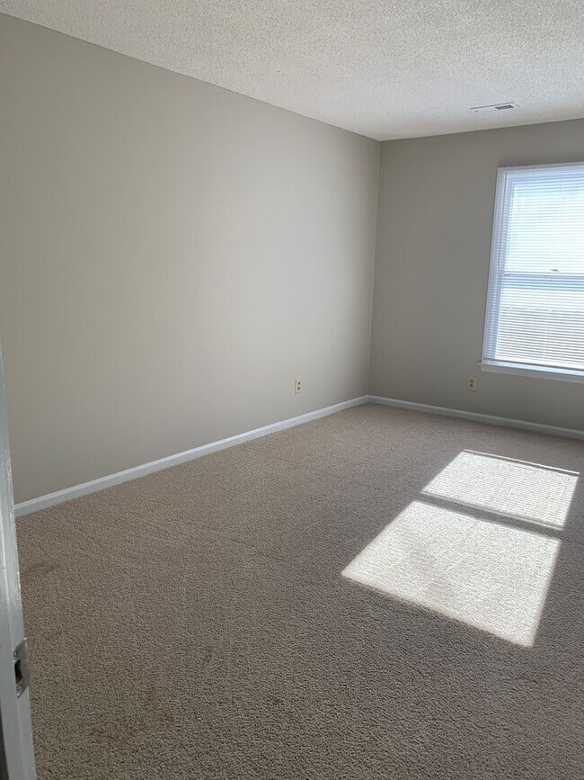 Building Photo - Cozy Living on a quiet cul de sac.