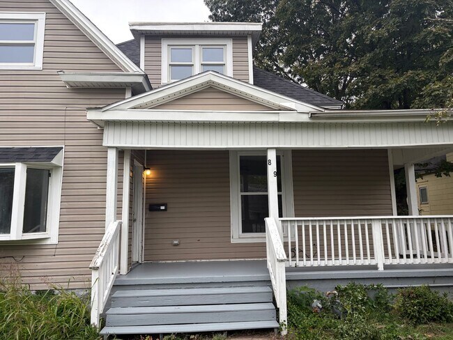 Building Photo - Stunning 5 Bedroom Home