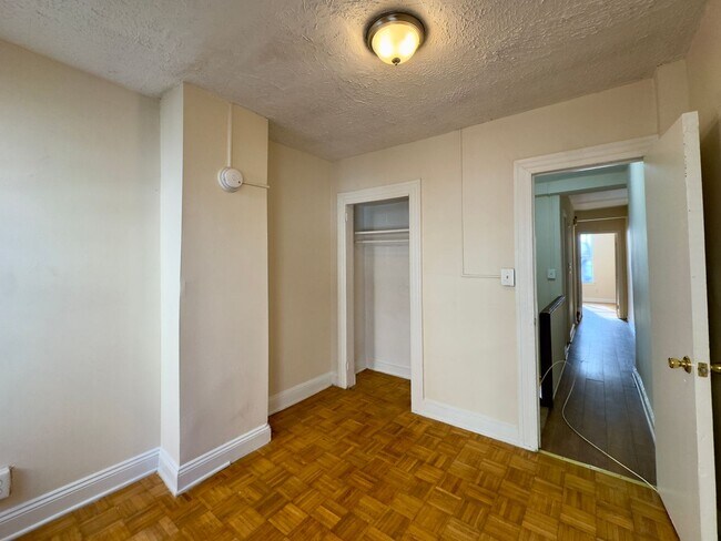 Building Photo - Large Four Bedroom Townhome in Pigtown