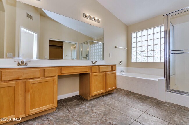 Building Photo - 413 W Weatherby Pl