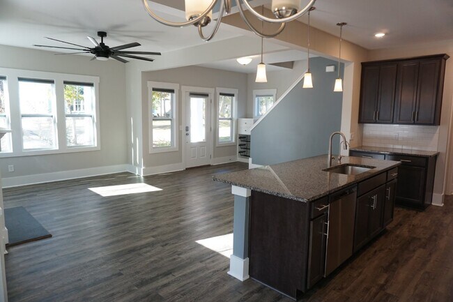 Building Photo - 4BR/3.5BA Home in the Gated Community of R...