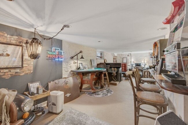 Building Photo - 117 7th Ave N