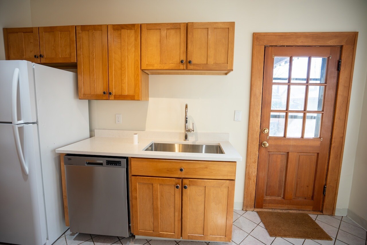 Building Photo - 707 W 44th St