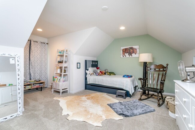 Building Photo - 5 Bed 3 Bath Home