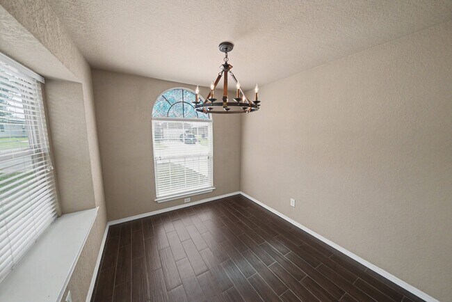 Building Photo - Spacious Single-Story Home with Solar Panels - Realtor Commission: $500