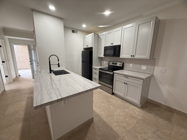 Building Photo - 16013 S Desert Foothills Pky