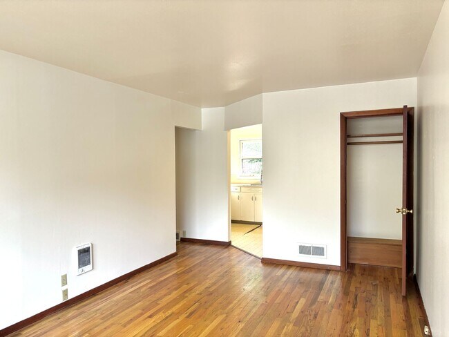 Building Photo - FEWEK01