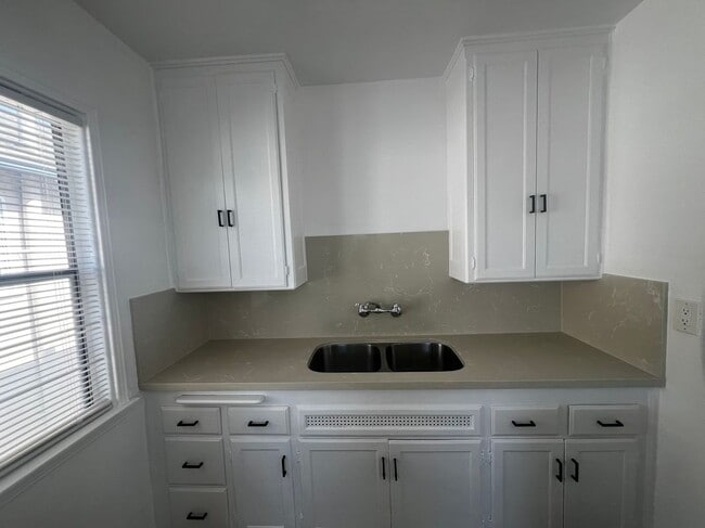 Building Photo - 5279 E The Toledo-Apt 5