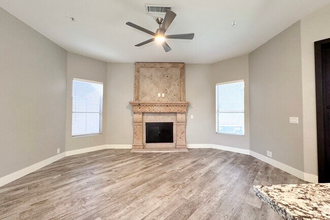 Building Photo - 3Bed/2.5 Ba House in Gated Community in No...