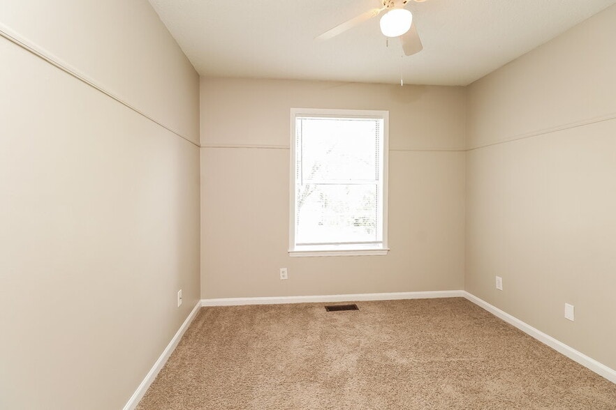 Building Photo - 6020 Skyline Dr