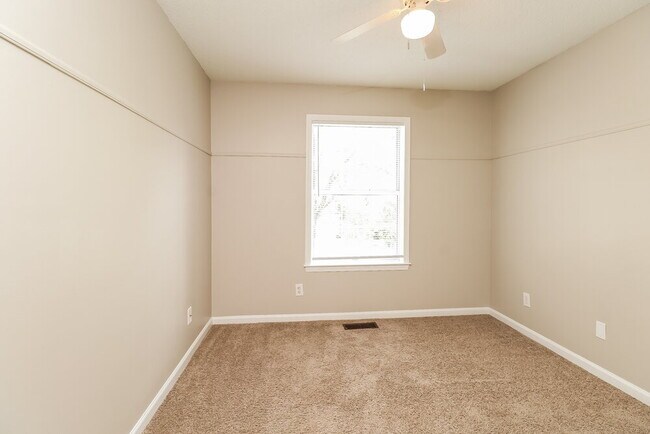 Building Photo - 6020 Skyline Dr