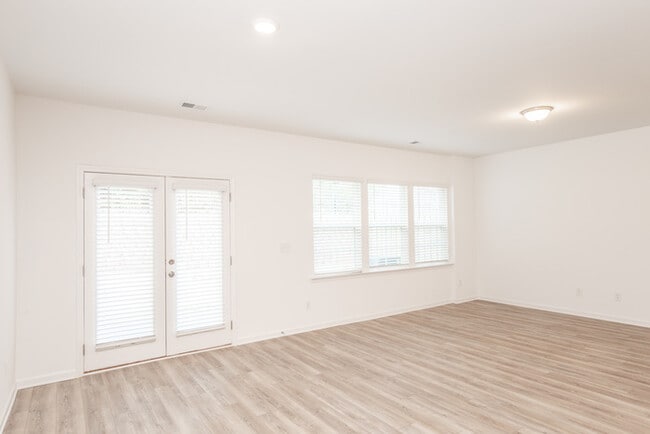 Building Photo - Beautifully designed 3-bedroom, 2.5-bath end-unit townhome in Suwanee