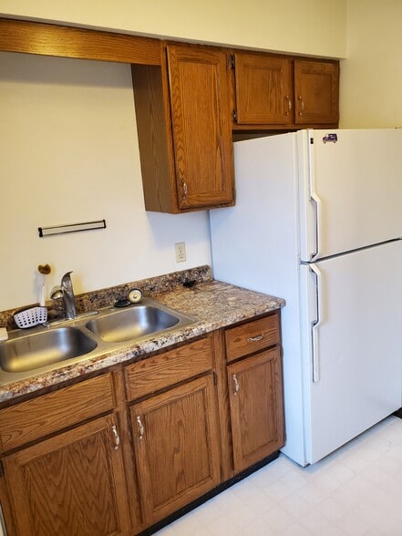 Kitchen - 1106 Oleson Rd