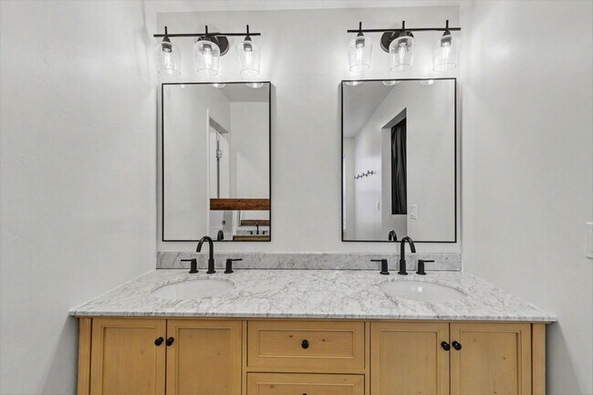 Building Photo - Spacious 2Bed/2.5Bath Townhouse in Central Denver