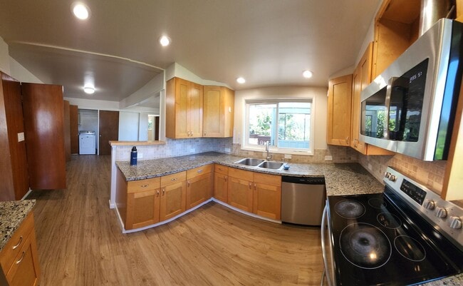 Building Photo - Large 5 Bedroom Home close to Poly Campus!!