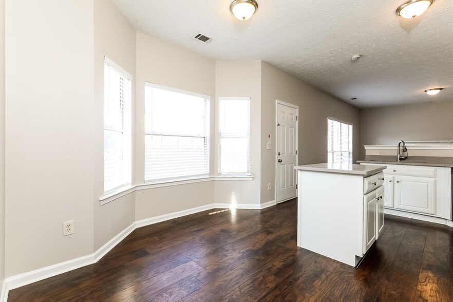 Building Photo - 10669 Daisy Cove