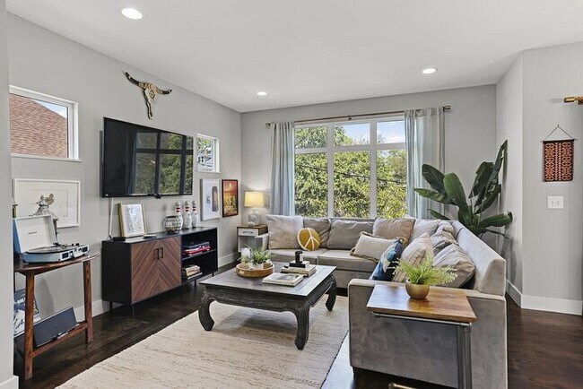 Building Photo - Completely furnished 4BR/2.5BA with fully ...