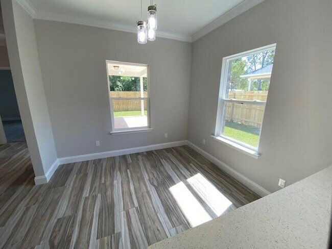 Building Photo - Spacious 3 Bedroom Home in Mary Esther!