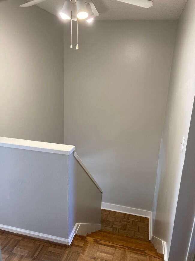 Stairwell upper - 442 Cobblestone Dr