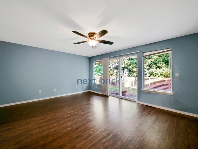 Building Photo - Spacious 3 Bedroom 2.5 Bath Highland Park Home.