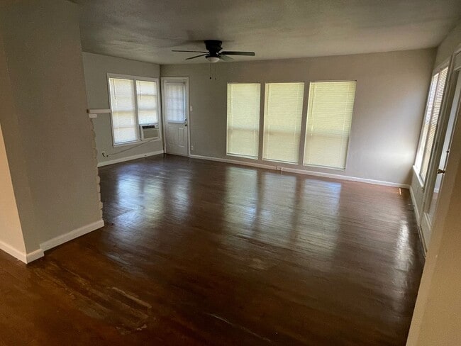 Building Photo - 2 BEDROOM 2 BATHROOM HOUSE BY UNT